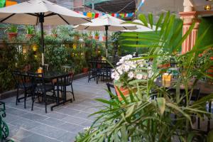 Um jardim no exterior de Magnificent Hotel