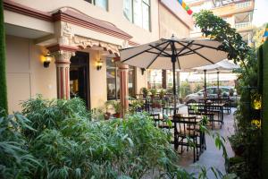 Um restaurante ou outro lugar para comer em Magnificent Hotel