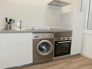 a kitchen with a washing machine and a sink at Hostal Argo in Barcelona