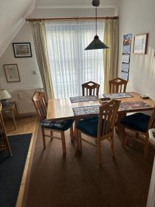 a dining room with a table and chairs and a dining room at FW Lönnies in Prerow
