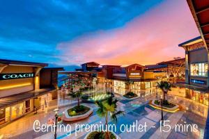 eine Luftansicht eines Resorts in der Dämmerung in der Unterkunft THE GREEN @SELESA HILLHOMES BUKIT TINGGI BENTONG in Bentong