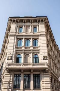 un grand bâtiment avec des fenêtres sur son côté dans l'établissement Radisson Collection Hotel, Palazzo Touring Club Milan, à Milan