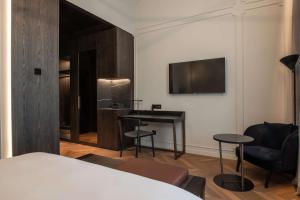 TV a/nebo společenská místnost v ubytování Radisson Collection Hotel, Palazzo Touring Club Milan