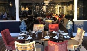 uma sala de jantar com mesa e cadeiras num restaurante em The Sandbanks em Barmouth