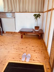 日南市にあるGuesthouse Nichinan - Vacation STAY 46738vの木製の床に座るサンダル1足