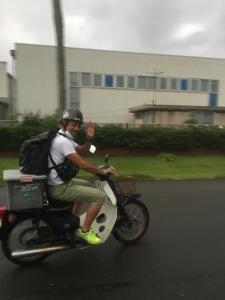 日南市にあるGuesthouse Nichinan - Vacation STAY 46738vの通りをバイクで走るバックパックの男
