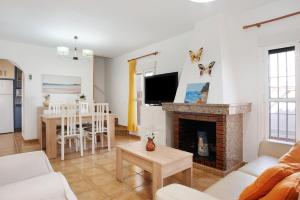 uma sala de estar com um sofá e uma lareira em Las torres em Chiclana de la Frontera