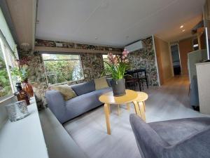 Posezení v ubytování Te Huur: leuke 4-persoons Stacaravan op top locatie!