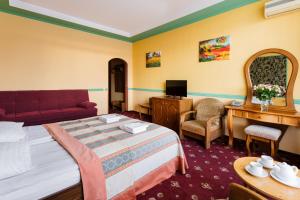 ein Hotelzimmer mit einem Bett und einem Schreibtisch in der Unterkunft Tiso Apart Hotel in Kiew