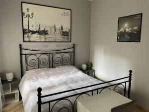 um quarto com uma cama e uma fotografia na parede em Le Quattro Meraviglie em Roma