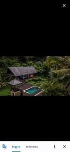 deux photos d'une maison avec piscine dans l'établissement Villa Togog, à Penebel