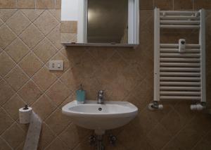 uma casa de banho com um lavatório e um espelho em Le Quattro Meraviglie em Roma