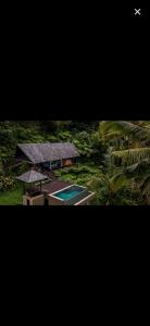 - une vue aérienne sur une maison avec une piscine dans l'établissement Villa Togog, à Penebel