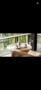 einen Tisch mit zwei Tassen und ein Tee-Set auf dem Balkon in der Unterkunft Villa Togog in Penebel