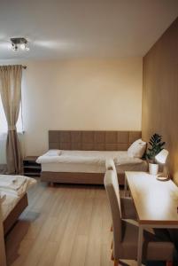 sypialnia z łóżkiem, stołem i krzesłami w obiekcie Redwood Hostel w mieście Lublin