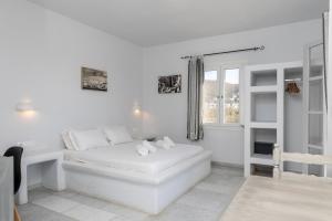 A bed or beds in a room at Helios Beach Studios