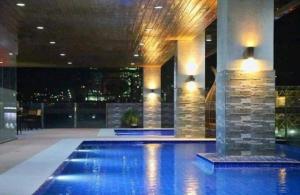 Bazén v ubytování Bay View Apartment Sunvida Tower 29 SM City nebo v jeho okolí