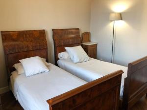 - 2 lits jumeaux dans une chambre avec une lampe dans l'établissement Charme and relax in downtown Parma, à Parme