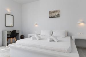 A bed or beds in a room at Helios Beach Studios