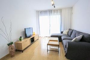 Televízia a/alebo spoločenská miestnosť v ubytovaní LITORAL COSTA DORADA - GOLETA Only families