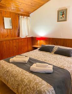 A bed or beds in a room at Hostería Suiza - Ex Casita Suiza