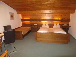 ザンクト・ガレンキルヒにあるApartment Mangard - GOP211 by Interhomeのベッドルーム1室(ベッド2台、デスク、椅子付)