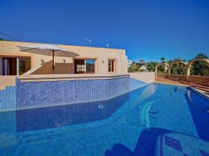 einen Pool in einer Villa mit einem Haus in der Unterkunft Apartment Canuta Baja 4 by Interhome in Calpe