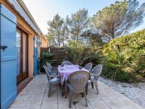 ラ・モットにあるHoliday Home Le Clos d'Azur 1 - LMO138 by Interhomeの家の中庭のテーブルと椅子