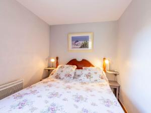 1 Schlafzimmer mit einem Bett mit Blumenbettdecke in der Unterkunft Holiday Home Le Clos d'Azur 1 - LMO138 by Interhome in La Motte