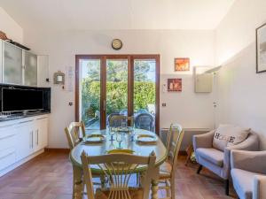 ラ・モットにあるHoliday Home Le Clos d'Azur 1 - LMO138 by Interhomeのキッチン、リビングルーム(テーブル、椅子付)