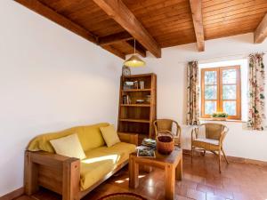 Χώρος καθιστικού στο Holiday Home Le Moulin de Verfeuil by Interhome