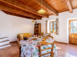 Χώρος καθιστικού στο Holiday Home Le Moulin de Verfeuil by Interhome