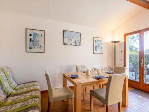 ラ・モットにあるHoliday Home Le Clos d'Azur 2 - LMO139 by Interhomeのダイニングルーム(木製テーブル、椅子付)
