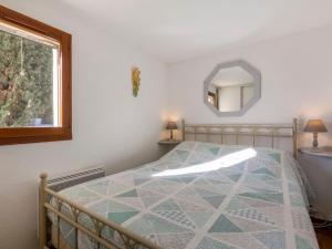 ラ・モットにあるHoliday Home Le Clos d'Azur 2 - LMO139 by Interhomeのベッドルーム(ベッド1台、窓付)