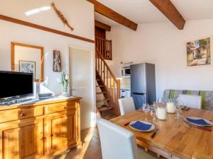 ラ・モットにあるHoliday Home Le Clos d'Azur 2 - LMO139 by Interhomeのキッチン、ダイニングルーム(木製のテーブルと椅子付)