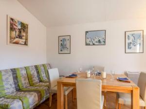 ラ・モットにあるHoliday Home Le Clos d'Azur 2 - LMO139 by Interhomeのダイニングルーム(テーブル、ソファ付)