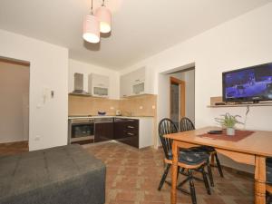 A kitchen or kitchenette at Apartment Ivor-3 by Interhome