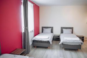Łóżko lub łóżka w pokoju w obiekcie Redwood Hostel