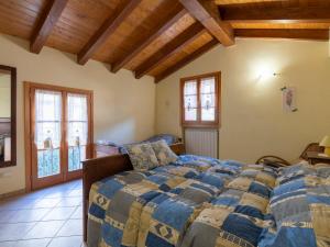 OnzoにあるApartment Luca by Interhomeの木製の天井の客室で、ベッドルーム1室(ベッド1台付)