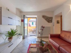 ein Wohnzimmer mit einem Sofa und einem Glastisch in der Unterkunft Apartment A' Ca' de Alida by Interhome in Ortovero