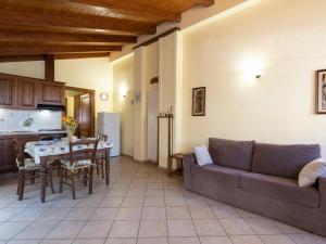 ein Wohnzimmer mit einem Sofa und einem Tisch in der Unterkunft Apartment Luca by Interhome in Onzo