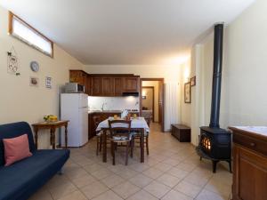 uma cozinha com uma sala de estar com um fogão em Apartment Daniele by Interhome em Onzo