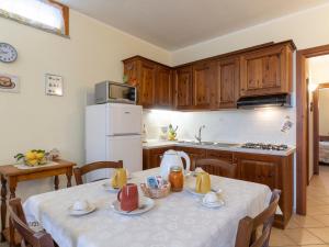 uma cozinha com uma mesa com uma toalha de mesa branca em Apartment Daniele by Interhome em Onzo