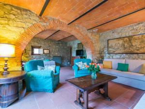 un soggiorno con mobili blu e un muro di mattoni di Holiday Home Il Laghetto by Interhome a Pergine Valdarno