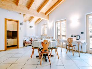cocina y comedor con mesa y sillas en Apartment Pederiva - SOF743 by Interhome, en Soraga