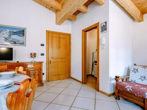 Μια τηλεόραση ή/και κέντρο ψυχαγωγίας στο Apartment Pederiva - SOF743 by Interhome