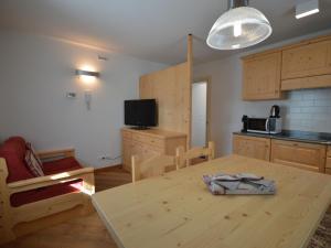 een keuken en eetkamer met een houten tafel bij Apartment Cjase Fravins-1 by Interhome in Raveo