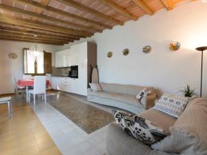 uma sala de estar com um sofá e uma sala de jantar em Holiday Home Colle alla luna by Interhome em Pieve a Nievole