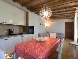 cocina y comedor con mesa y lámpara de araña en Holiday Home Colle alla luna by Interhome, en Pieve a Nievole