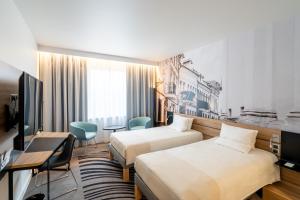 TV a/nebo společenská místnost v ubytování Novotel Vilnius Centre